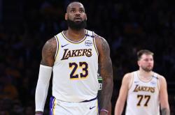 雷速体育比分官网-公牛横扫深圳队，詹姆斯高光表现