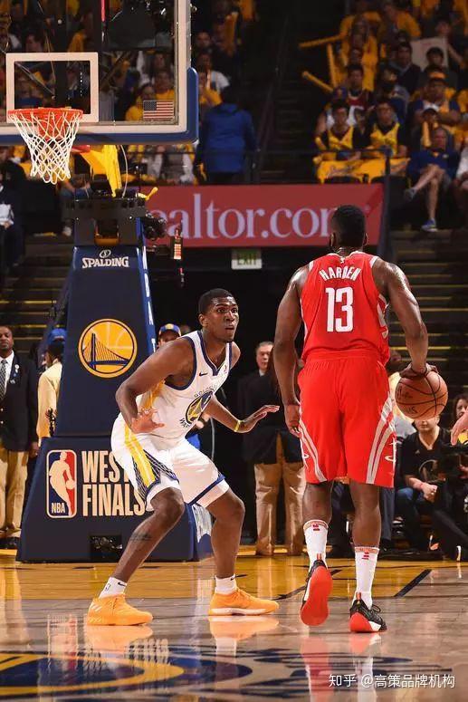 灯泡人主场大胜勇士,再创历史记录 灯泡人主场大胜勇士,再创历史记录