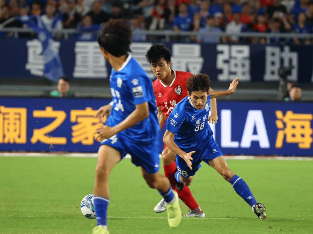 球队在比赛中遭遇困难,最终逆转胜出 球队在比赛中遭遇困难,最终逆转胜出