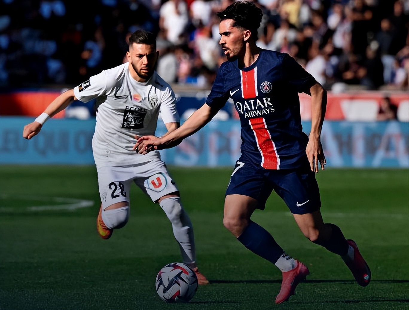 巴黎圣日耳曼豪取客场三分，稳固领先位置