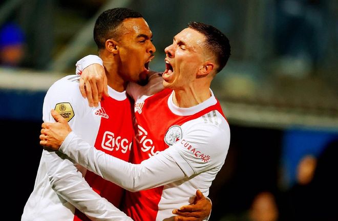 阿贾克斯主场击败曼联，欧冠晋级形势大好