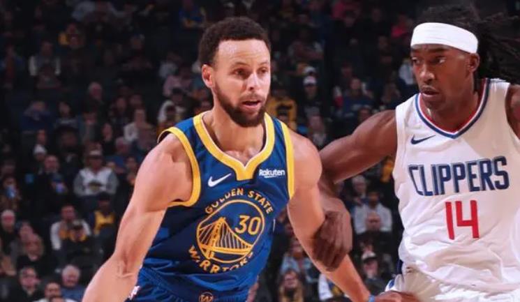 关于勇士队大胜快船队，总分2-1领先的信息