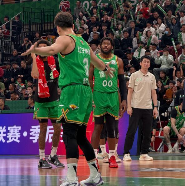 包含难忘的篮球赛事中一支球队的惨败引人惋惜？的词条