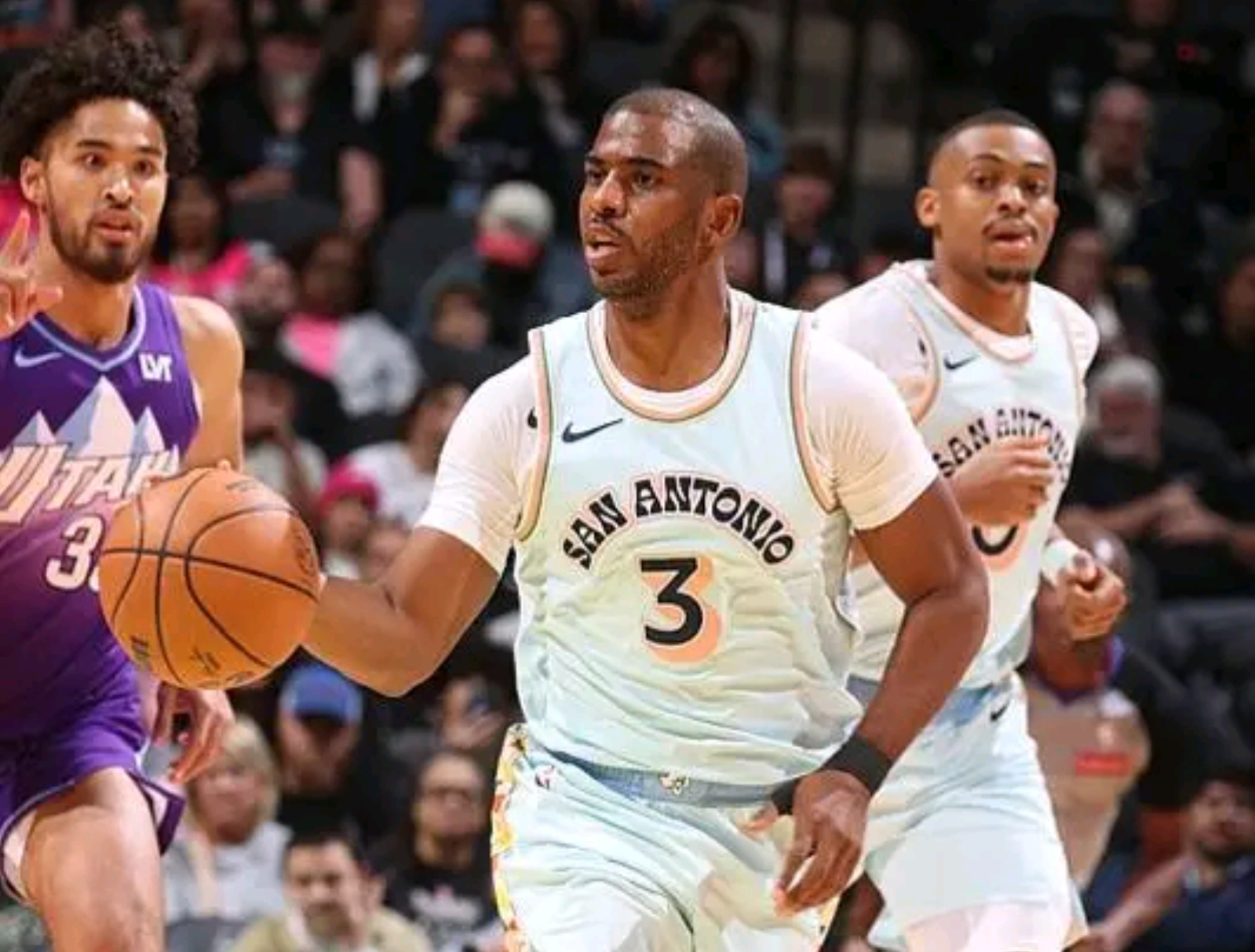 关于马刺主场战胜国王，力保榜首位置的信息