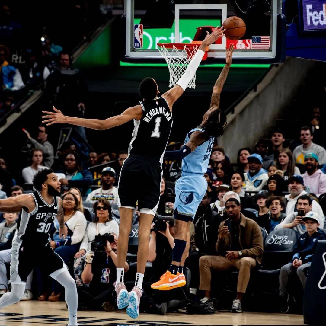 关于马刺主场战胜国王，力保榜首位置的信息