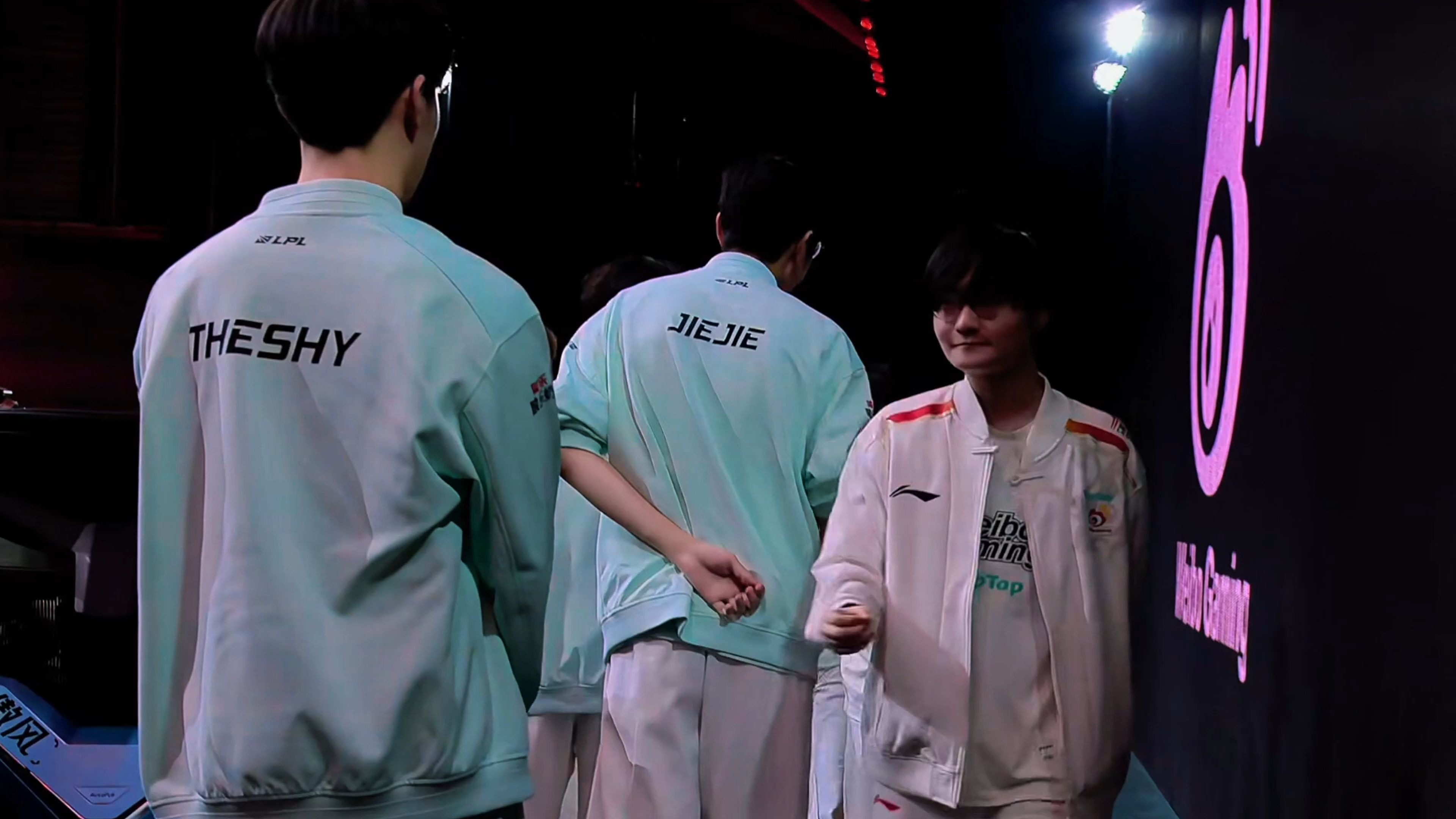 关于WBG轻取FNC，Xiaohu团战一打五鏖战多局八强赛，锁定晋级资格的信息