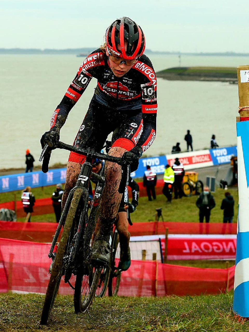 荷兰自行车选手表现出色夺冠